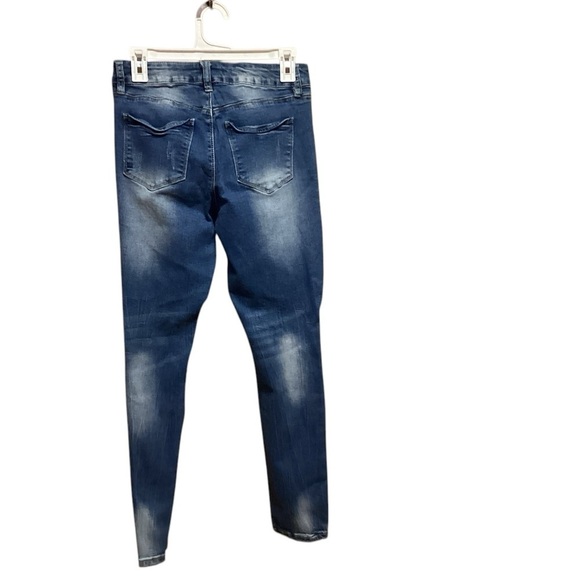 SIGNATURE STUDIOS JEANS SIZE 8 WITH 28” INSEAM GENTLY WORN - Picture 2 of 3